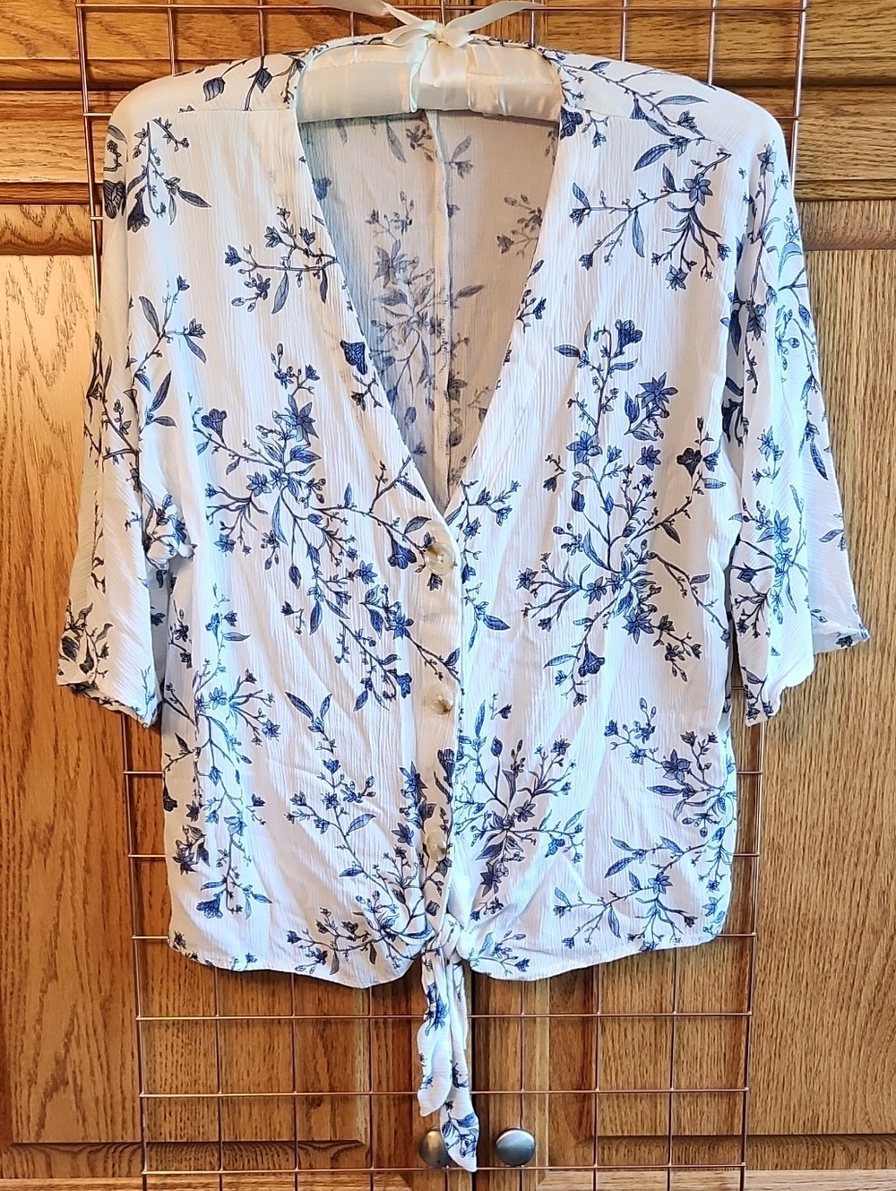 LUQ White w/ Blue Floral Tie-Front Short Sleeve Top, Size M